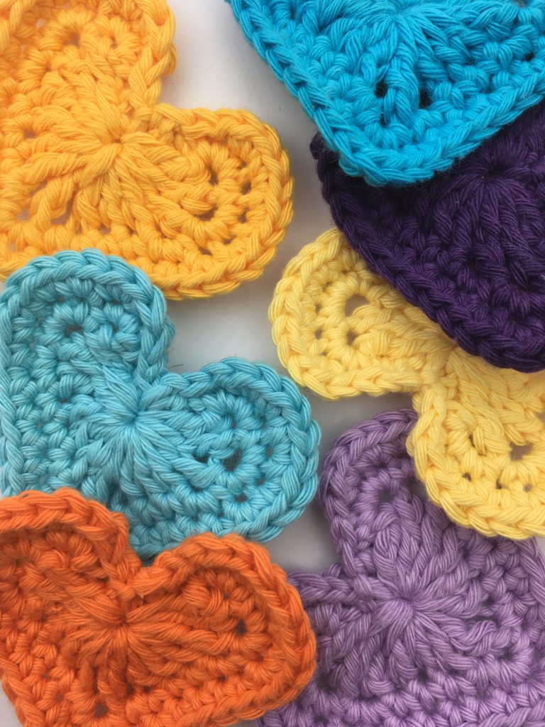 crochet hearts - free pattern